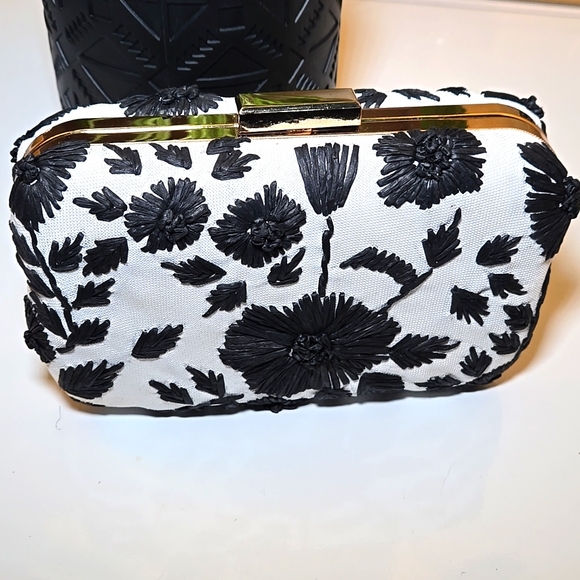 Kelly & Katie gold hardware crocheted floral evening/daytime clutch purse NWT - Picture 1 of 5